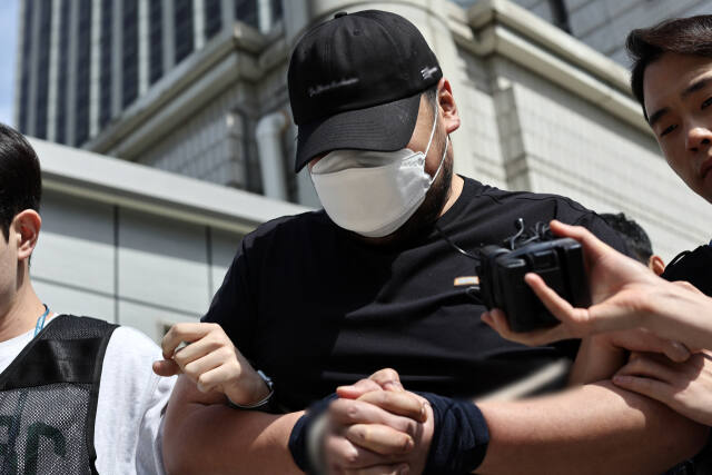 온라인을 통해 일본 여성과 성매매를 알선한 박모씨가 12일 오후 서초구 서울중앙지법에서 열린 구속 전 피의자 심문(영장실질심사)을 마친 후 법정을 나서고 있다. 연합뉴스
