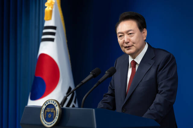 지난 9일 서울 용산 대통령실 청사 브리핑실에서 취임 2주년을 맞아 기자회견 중인 윤석열 대통령. 연합뉴스