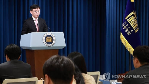 성태윤 대통령실 정책실장이 13일 서울 용산 대통령실 청사에서 일본 정부의 행정지도로 촉발된 '라인 사태'와 관련해 현안 브리핑을 하고 있다. 연합뉴스