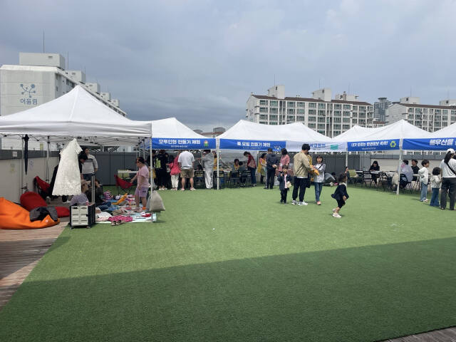 인천 미추홀구가 최근 용비도서관에서 ‘하루만 깜짝! 팝업 북콘서트’ 부스를 운영하고 있다. 미추홀구 제공