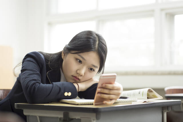 한 청소년이 스마트폰을 보고 있다. 사진은 기사와 상관 없음. 이미지투데이 제공