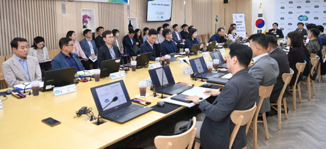 경기도와 국방부 관계자들이 ‘2024년 상반기 국방부-경기도 상생발전협의체’ 회의를 하고 있다. 경기도 제공