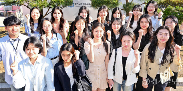 스승의 날을 이틀 앞둔 13일 오후 의정부교육지원청에서 열린 ‘교육감과 신규 교사가 함께하는 현장 공감 톡TALK’ 행사에서 신규 교사들이 교육자로서의 소명을 다할 것을 다짐하고 있다. 윤원규기자