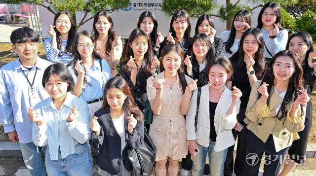 스승의 날을 이틀 앞둔 13일 오후 의정부교육지원청에서 열린 ‘교육감과 신규 교사가 함께하는 현장 공감 톡TALK’ 행사에서 신규 교사들이 교육자로서의 소명을 다할 것을 다짐하고 있다. 윤원규기자