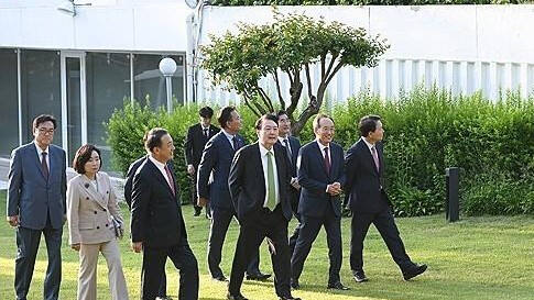 윤석열 대통령이 13일 서울 한남동 관저에서 국민의힘 추경호 원내대표, 성일종 사무총장, 전주혜, 엄태영, 유상범 비대위원, 정진석 비서실장 등과 만찬을 하기 전 산책하고 있다. 대통령실 제공