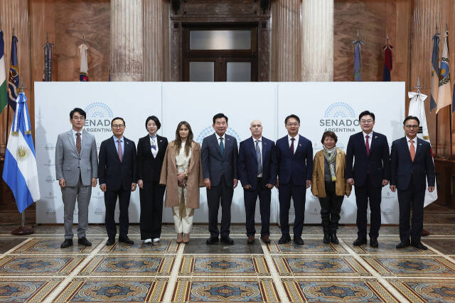 김진표 국회의장과 의원단이 아르헨티나 상원 의원들과 기념촬영을 하고 있다. 좌측부터 박용진·홍영표·배현진 의원, 소니아 로하스 상원의원, 김진표 국회의장, 바르톨로메 압달라 상원 임시의장, 조해진 의원, 빌마 베니아 상원의원, 김성원 의원, 이용수 주아르헨티나 대사. 국회 제공