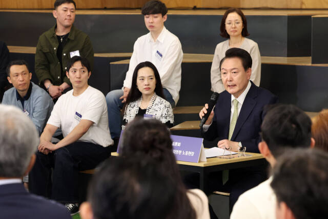 윤석열 대통령이 14일 서울 중구 서울고용복지플러스센터에서 '고맙습니다, 함께 보듬는 노동현장'을 주제로 열린 25번째 '국민과 함께하는 민생토론회'에서 모두발언하고 있다. 연합뉴