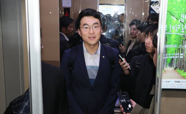 더불어민주당 김남국 의원이 지난 2023년 5월 9일 오후 국회 의원회관 의원실을 나서며 취재진 질문에 답하고 있다. 연합뉴스