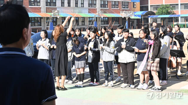 스승의 날을 하루 앞둔 14일 오전 인천 미추홀구 인명여자고등학교에서 학생들이 출근하는 선생님들에게 '스승의 은혜'를 연주하고 있다. 조병석기자