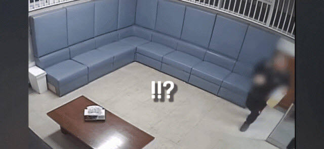 A씨가 휘발유와 라이터를 들고 검단지구대에 들어가는 모습. 인천경찰청 제공