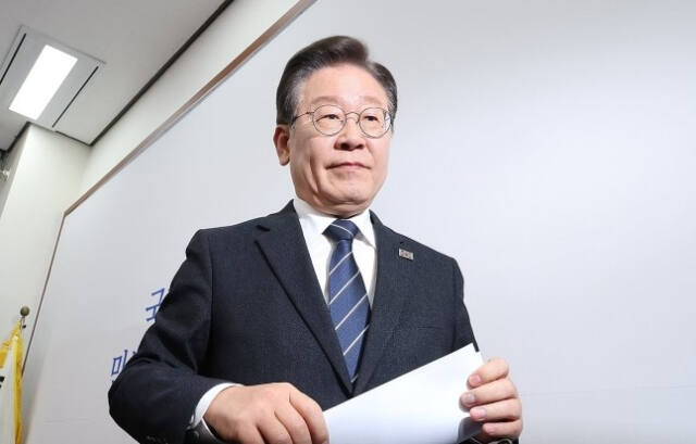 더불어민주당 이재명 대표가 8일 오전 국회에서 열린 최고위원회의를 마친 뒤 이석하고 있다.
