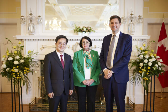 김동연 경기도지사가 13일(현지시간) 캐나다 브리티시콜럼비아(BC)주 총독 관저와 주의회를 방문해 재넷 오스틴(Janet Austin) 주총독, 데이비드 이비(David Eby) 주수상 등과 조찬을 함께 하며 양 지역 협력 방안에 대해 의견을 나누고 기념촬영을 하고 있다. 경기도 제공