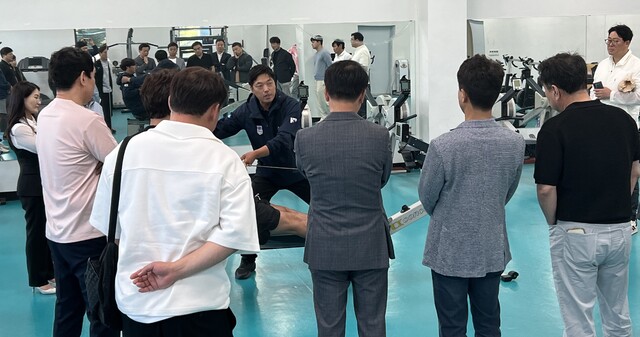 화홍리더스 회원들이 경기도조정협회에 장학금을 전달한 후 조정 체험행사를 갖고 있다.경기도조정협회 제공