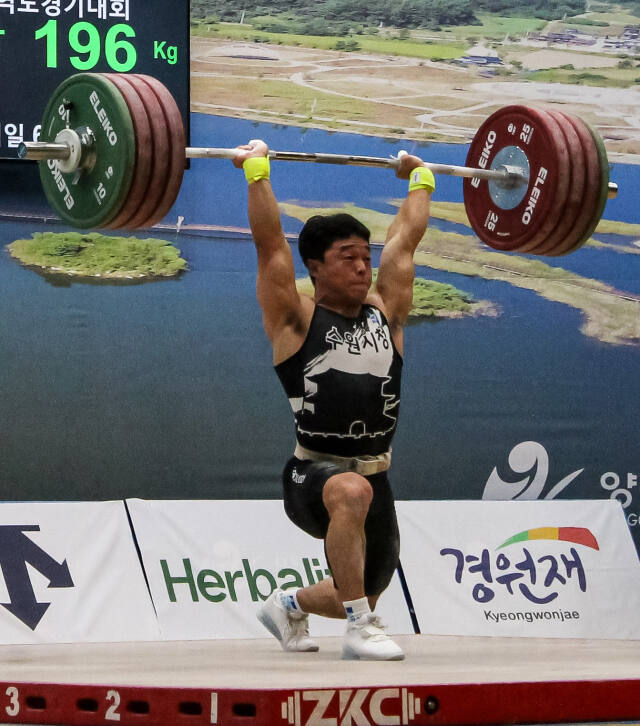 14일 양구 용하체육관에서 열린 제2회 대한역도연맹회장배 전국역도대회 남자 일반부 73㎏급 용상서 수원시청 이상연이 196㎏의 한국신기록을 들어올리고 있다.수원시청 제공