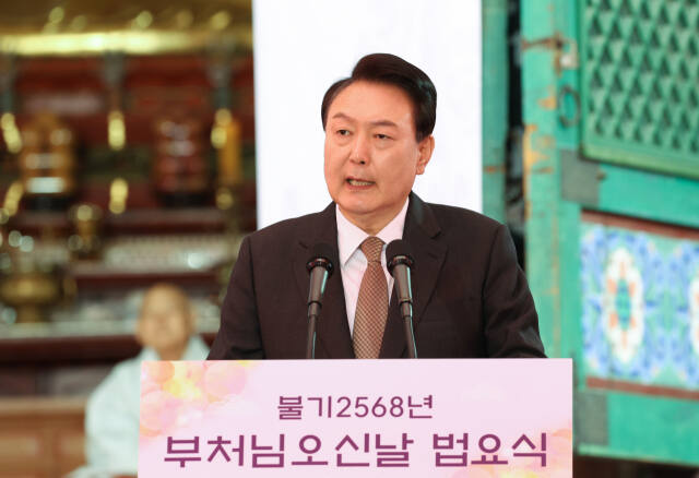 15일 서울 종로구 조계사에서 열린 불기 2568년 부처님오신날 봉축법요식에서 축사하는 윤석열 대통령. 연합뉴스