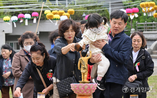 불기 2568년 부처님오신날인 15일 인천 미추홀구 수도사를 찾은 시민들이 관불의식을 하고 있다. 조병석 기자