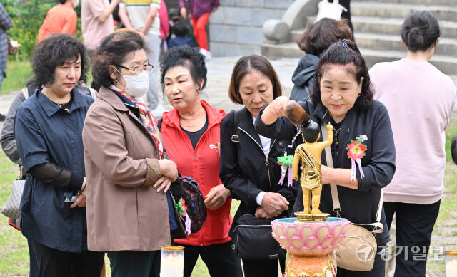 불기 2568년 부처님오신날인 15일 인천 미추홀구 수도사를 찾은 시민들이 관불의식을 하고 있다. 조병석 기자