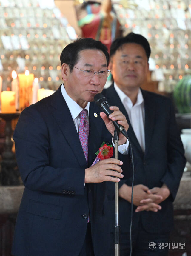 유정복 인천시장이 15일 인천 미추홀구 수도사에서 열린 불기 2568년 부처님 오신날 봉축법요식에서 시민들에게 인사말을 하고 있다. 조병석기자