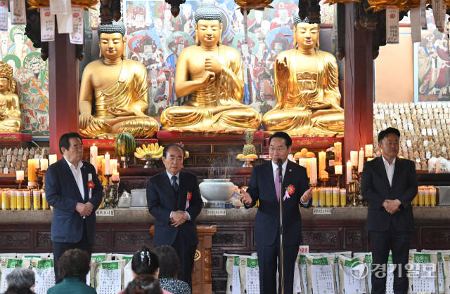 유정복 인천시장이 15일 인천 미추홀구 수도사에서 열린 불기 2568년 부처님 오신날 봉축법요식에서 시민들에게 인사말을 하고 있다. 조병석기자