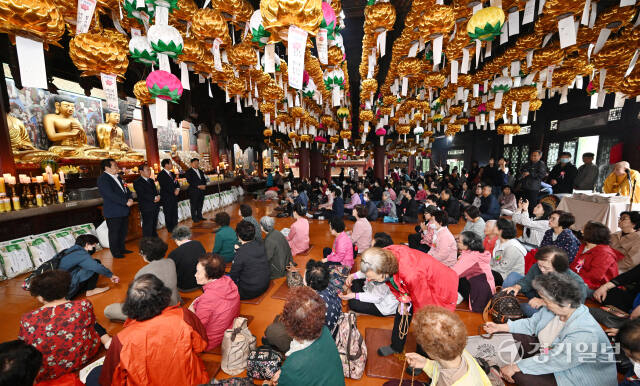 유정복 인천시장이 15일 인천 미추홀구 수도사에서 열린 불기 2568년 부처님 오신날 봉축법요식에서 시민들에게 인사말을 하고 있다. 조병석기자