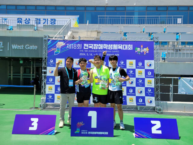 지난 14일 제18회 전국장애학생체육대회 육상필드 종목에서 남자 원반던지기 DB(중) 금메달을 따낸 김연우가 기념촬영을 하고 있다. 인천시장애인체육회 제공