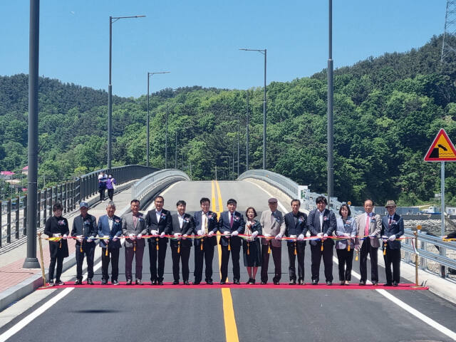 지난 14일 오전 11시 인천 옹진군 북도면 시도리 물량장에서 이뤄진 ‘시·모도 연도교 건설공사’ 준공식. 참석자들이 테이프 컷팅을 하고 있다. 군 제공