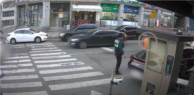 지난달 9일 남양주시 부근에서 금곡파출소 소속 김구영 경사가 보이스피싱 수거책(동그라미)를 체포하는 모습. 경찰청 유튜브 캡처