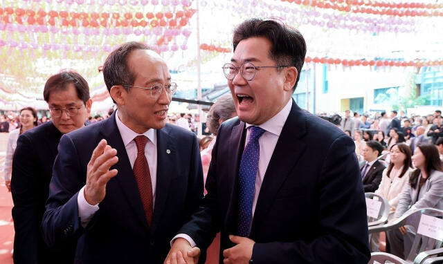 국민의힘 추경호 원내대표(왼쪽)가 15일 서울 종로구 조계사에서 열린 불기 2568년 부처님오신날 봉축법요식에 참석해 더불어민주당 박찬대 원내대표와 대화하고 있다. 연합뉴스