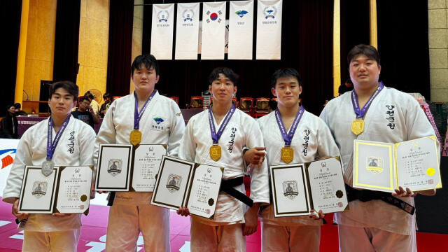 제3회 양평몽양컵 전국유도대회에서 금메달 4개, 은메달 1개를 획득한 양평군청 선수들이 시상식 후 기념촬영을 하고있다.양평군청 제공