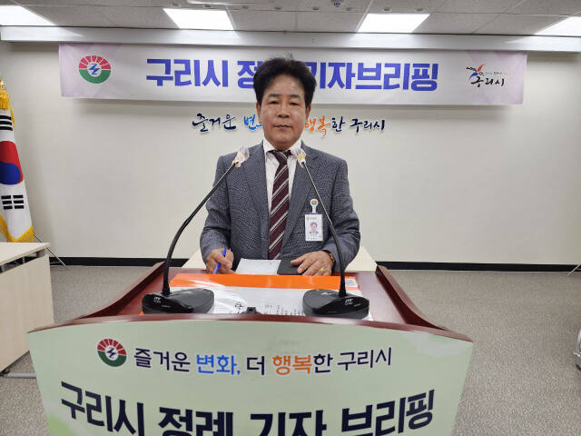 여호현 구리시 안전도시국장이 시청 본관 3층 종합상황실에서 정례 브리핑을 열고 수도권 전철 8호선 구리시 연장구간 개통 연기 등을 설명하고 있다. 권순명기자