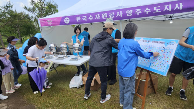 수자원공사 양주수도지사는 지난 10일부터 12일까지 진행된 양주 회암사지 왕실축제에서 물맛 블라인드 테스트를 진행했다.양주수도지사 제공