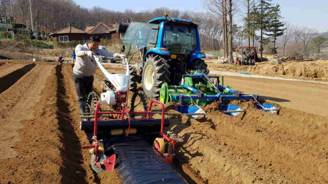 농업인이 밭에서 트랙터로 농작업 대행서비스를 하고 있다. 경기일보DB