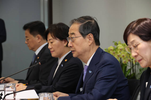 한덕수 국무총리가 16일 인천 중구 인천공항본부세관 특송물류센터에서 열린 제39회 국정현안관계장관회의에서 발언하고 있다. 연합뉴스