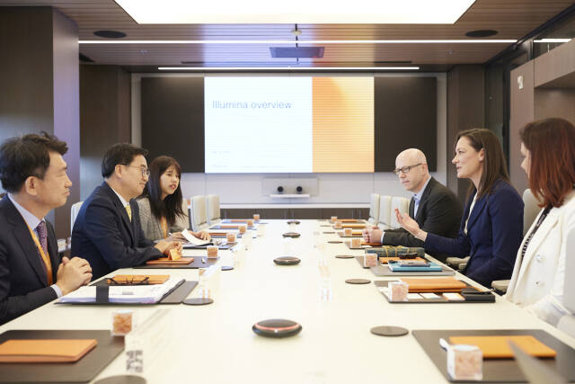 김동연 경기도지사가 15일(현지시간) 미국 캘리포니아주 샌디에이고에 위치한 미국의 대표 유전체 분석 기업 일루미나를 찾아 애쉴리 반 지렌드 부사장을 만나고 경기도가 추진 중인 바이오산업 정책에 대해 설명하고 협력 방안을 논의하고 있다. 경기도 제공