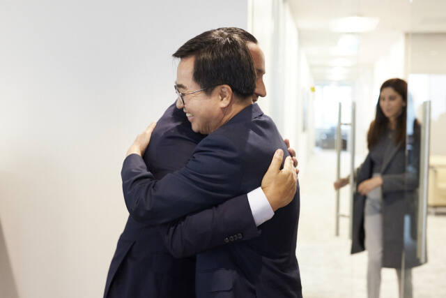 김동연 경기도지사가 15일 오후(현지시간) 미국 캘리포니아주 샌디에이고 시내에서 토드 글로리아(Todd Gloria) 샌디에이고 시장을 만나 인사를 나누고 있다. 경기도 제공