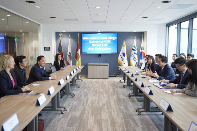 김동연 경기도지사가 15일 오후(현지시간) 미국 캘리포니아주 샌디에이고 시내에서 토드 글로리아(Todd Gloria) 샌디에이고 시장을 만나 경기도와 샌디에이고시 간 협력 발전 방안을 논의하고 있다. 경기도 제공