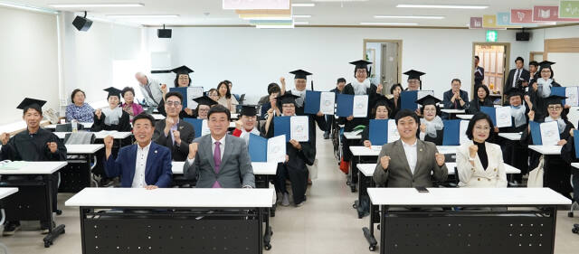 광주시 지속가능발전협의회는 16일 협의회 교육실에서 제3기 광주시 지속가능발전대학 수료식을 개최하고 기념촬영을 하고 있다. 발전협의회 제공
