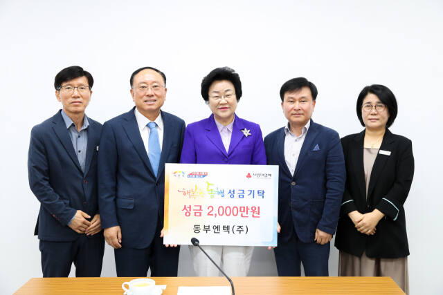 동부엔텍(주)이 16일 이천시 김경희 시장(가운데)에게 장학금 2천만원을 쾌척했다. 이천시 제공
