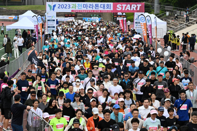 ‘2024 과천마라톤대회’가 19일 오전 9시 과천 관문체육공원 육상경기장에서 펼쳐진다. 사진은 지난해 열렸던 과천마라톤대회 모습. 경기일보DB