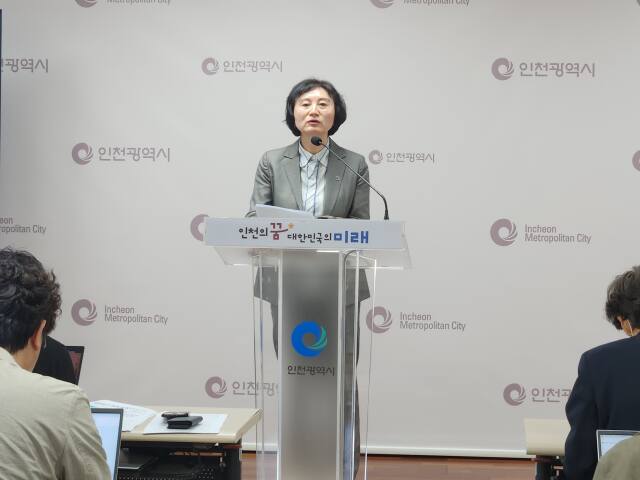 시현정 인천시 여성가족국장이 16일 오전 인천시청 브리핑룸에서 언론 브리핑을 열고 ‘인천 맘센터’ 등 각종 출산 정책에 대한 설명을 하고 있다. 황남건기자