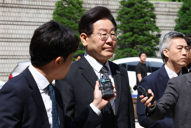 더불어민주당 이재명 대표가 17일 오전 서울 서초구 서울중앙지방법원에서 열린 ‘고(故) 김문기·백현동 특혜 의혹 발언’ 관련 공직선거법 위반 혐의 1심 속행공판에 출석하고 있다. 연합뉴스