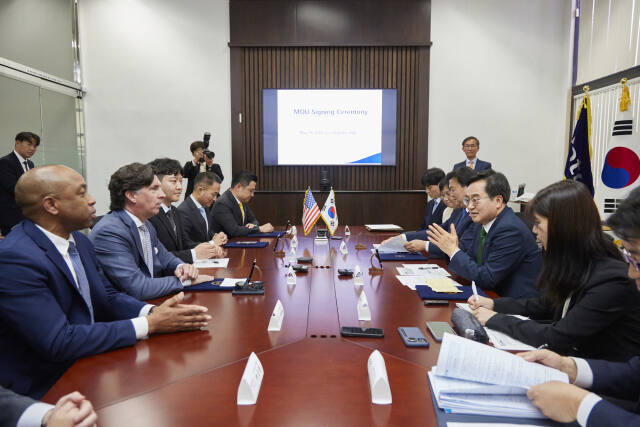 김동연 경기도지사가 16일 오후(현지시간) 미국 캘리포니아주 로스앤젤레스 LA무역관에서 임병택 시흥시장과 함께 마크 실베스트리(Mark Silvestri) 사이먼프로퍼티그룹 개발부문 사장 등과 만나 경기도 내 프리미엄아울렛 신규·확장에 따른 투자협력 업무협약을 체결하기 전 대화를 나누고 있다. 경기도 제공
