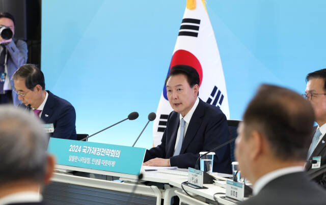 윤석열 대통령이 17일 세종특별자치시 정부세종청사에서 열린 2024년 국가재정전략회의에서 모두발언을 하고 있다. 연합뉴스