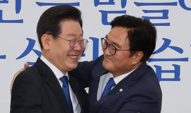 더불어민주당 이재명 대표(왼쪽)와 우원식 국회의장 후보가 16일 오후 서울 여의도 국회 당대표실에서 만나 포옹하고 있다. 연합뉴스