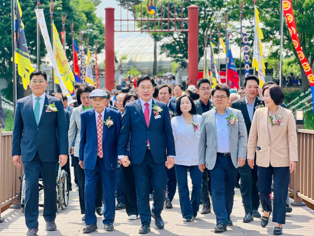 전진선 양평군수가 세미원에서 열린 배다리 재개통식에서 참석자들과 배다리를 건너가고 있다. 양평군 제공