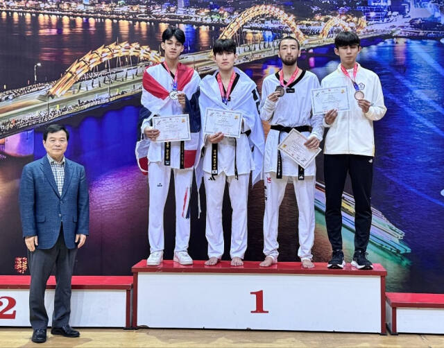 제26회 아시아태권도선수권대회 남자 68㎏급서 금메달을 딴 진호준(왼쪽 두번째)이 시상식 후 기념촬영을 하고 있다.수원시청 제공
