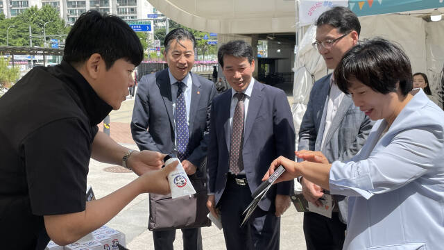 권대수 소상공인시장진흥공단 부이사장(왼쪽 두 번째)과 김원중 경기남부 본부장(왼쪽 첫 번째)이 ‘경기행복상회’ 행사에 참여한 기업 부스에 들려 물건에 대한 설명을 듣고 있다. 금유진기자