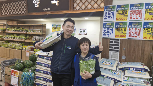 이창우 금촌농협 로컬푸드직매장장(왼쪽)이 16일 파주금촌농협 로컬푸드 직매장에서 관계자와 행사 품목을 들어보이고 있다. 박채령기자