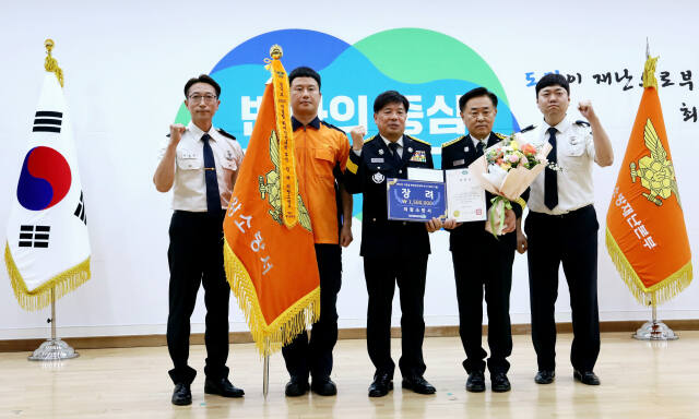 의왕소방서가 겨울철 화재안전대책 추진 평가에서 2022년에 이어 2년 연속으로 우수기관에 선정되는 영예를 안았다. 황은식 의왕소방서장(오른쪽 두번째)이 조선호 경기도소방재난본부장(가운데)으로부터 상을 받은 뒤 의왕소방서 직원들과 기념사진을 찍고 있다. 의왕소방서 제공