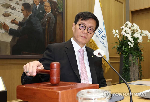 이창용 한국은행 총재가 지난달 12일 서울 중구 한국은행에서 열린 금융통화위원회에서 의사봉을 두드리고 있다. 연합뉴스